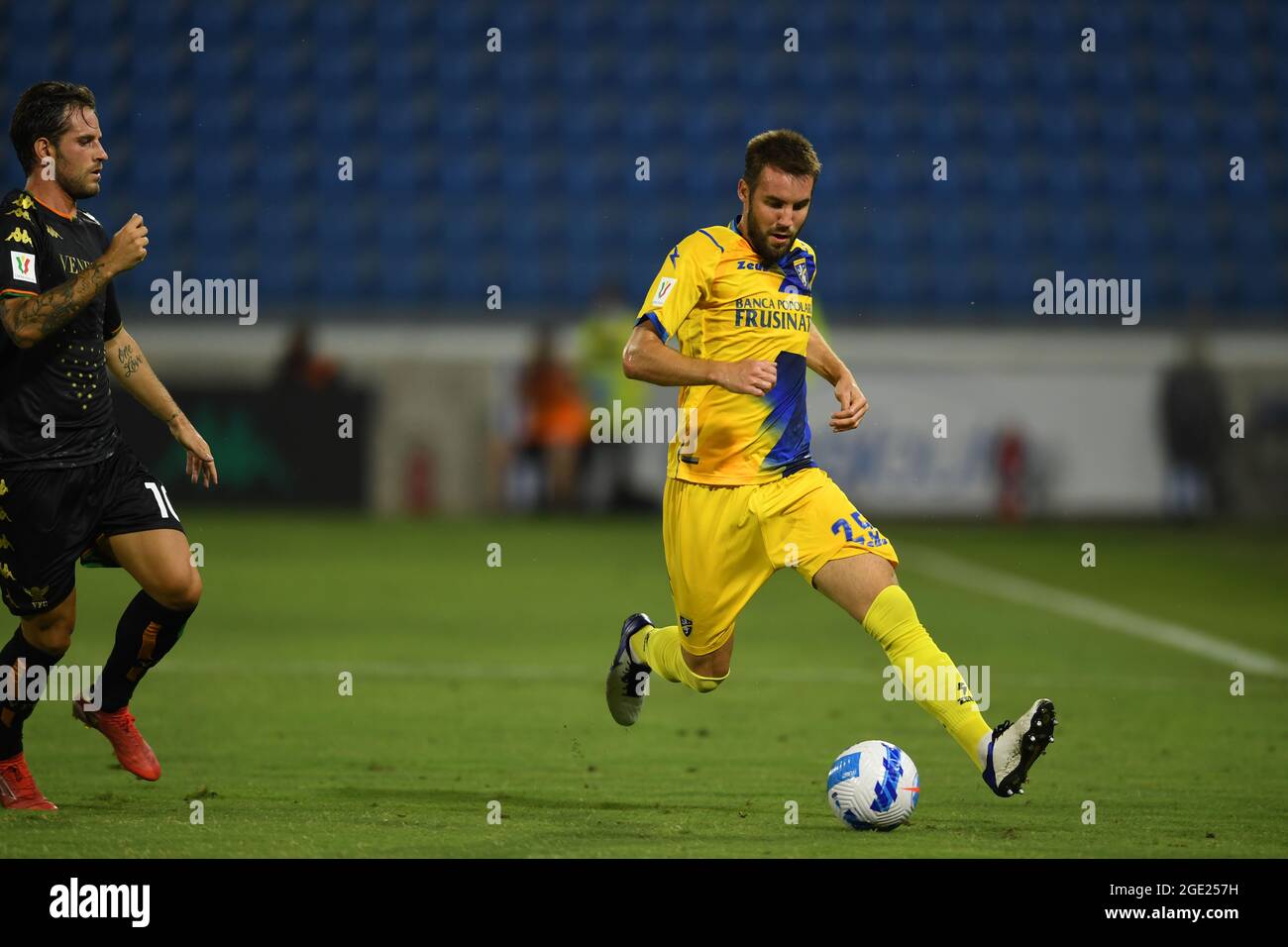 Przemyslaw Szyminski (Frosinone)Mattia Aramu (Venezia) während des italienischen Tim Cup-Spiels zwischen Venezia 9-8 Frosinone im Paolo Mazza-Stadion am 15. August 2021 in Ferrara, Italien. Quelle: Maurizio Borsari/AFLO/Alamy Live News Stockfoto