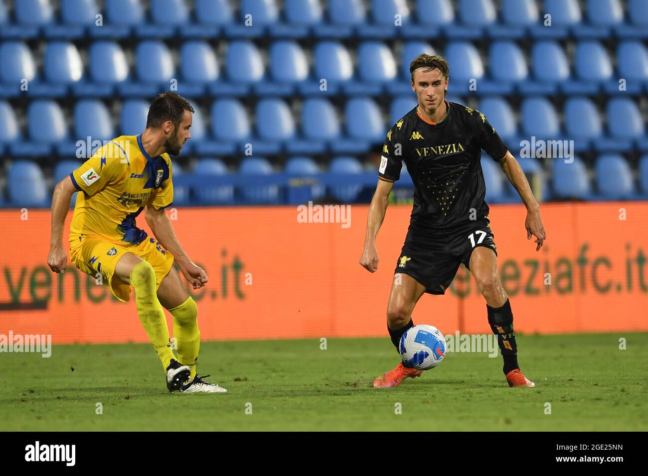 Dennis Johnsen (Venezia)Przemyslaw Szyminski (Frosinone) während des italienischen Tim Cup-Spiels zwischen Venezia 9-8 Frosinone im Paolo Mazza-Stadion am 15. August 2021 in Ferrara, Italien. Quelle: Maurizio Borsari/AFLO/Alamy Live News Stockfoto