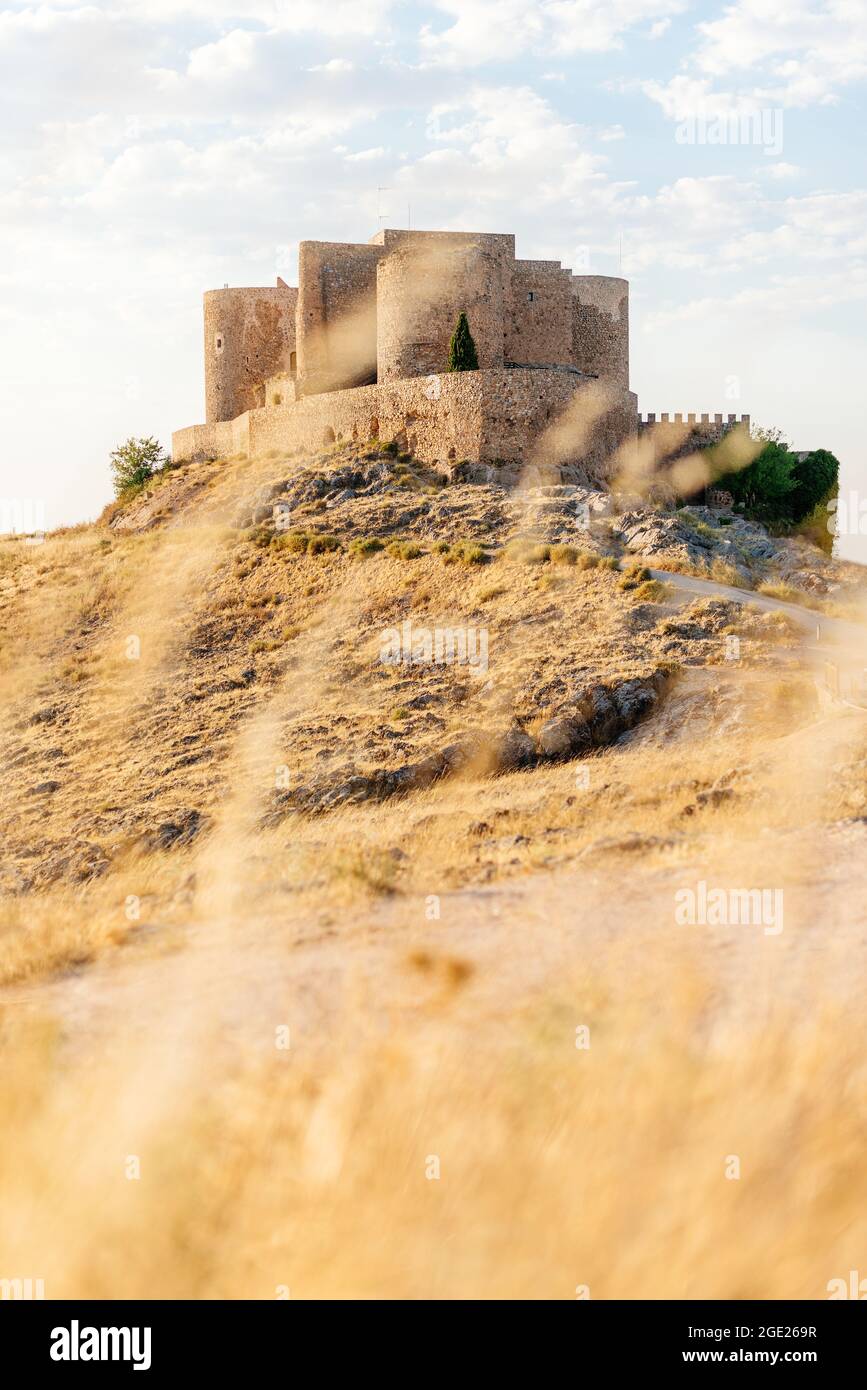 Vertikales Foto eines Hügels mit einem Pfad und einer romanischen Burg auf zu Stockfoto