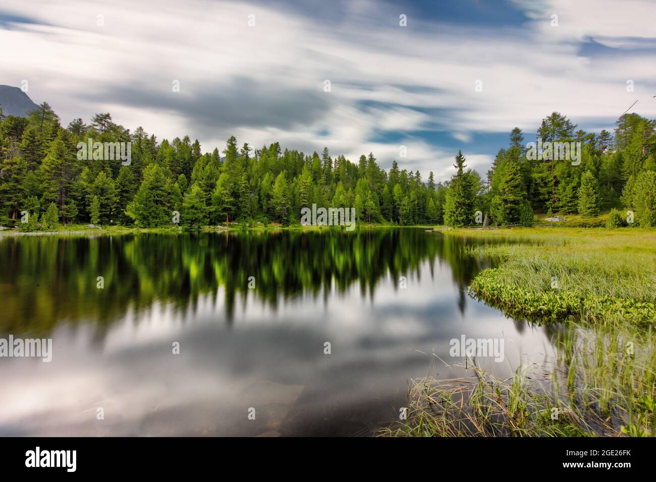 Alpensee in den Schweizer Alpen im Sommer Stockfoto