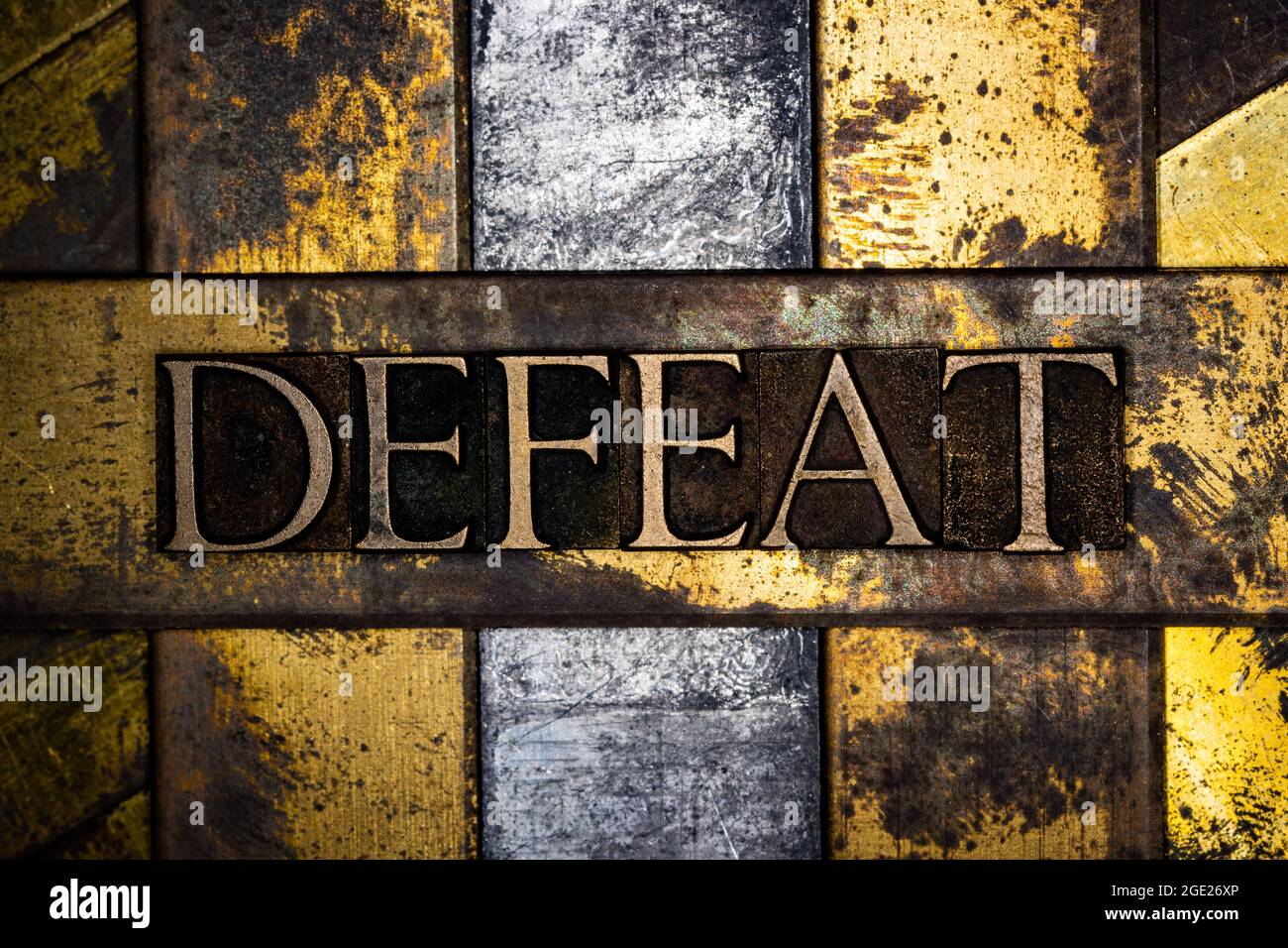 Besiege Textnachricht auf vintage texturierten Grunge Kupfer und Gold Hintergrund Stockfoto