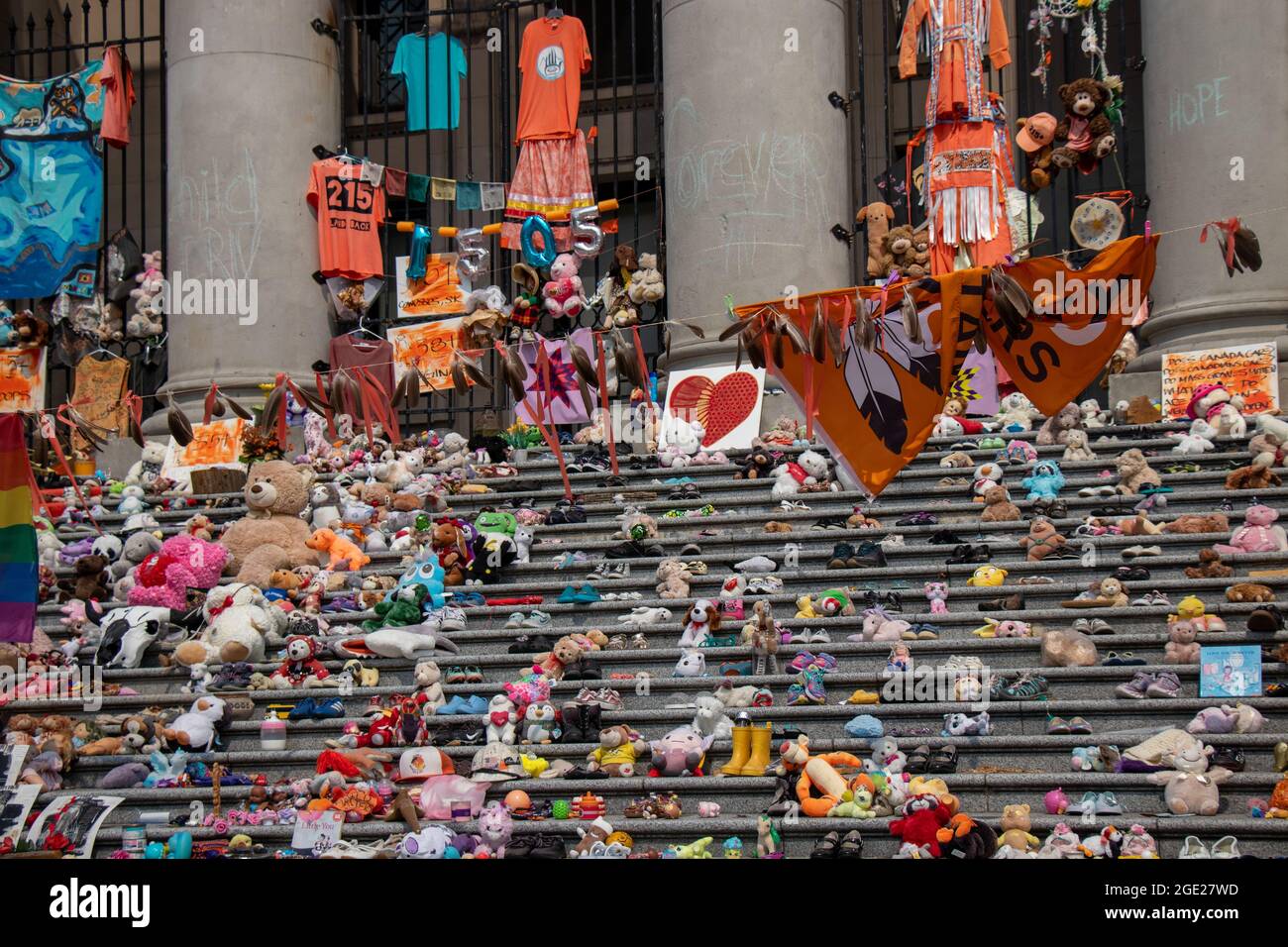 Vancouver, Kanada - 14,2021. August: Denkmal für indigene Kinder, das im Mai in der Nähe der Stadt Kamloops gefunden wurde. Stockfoto