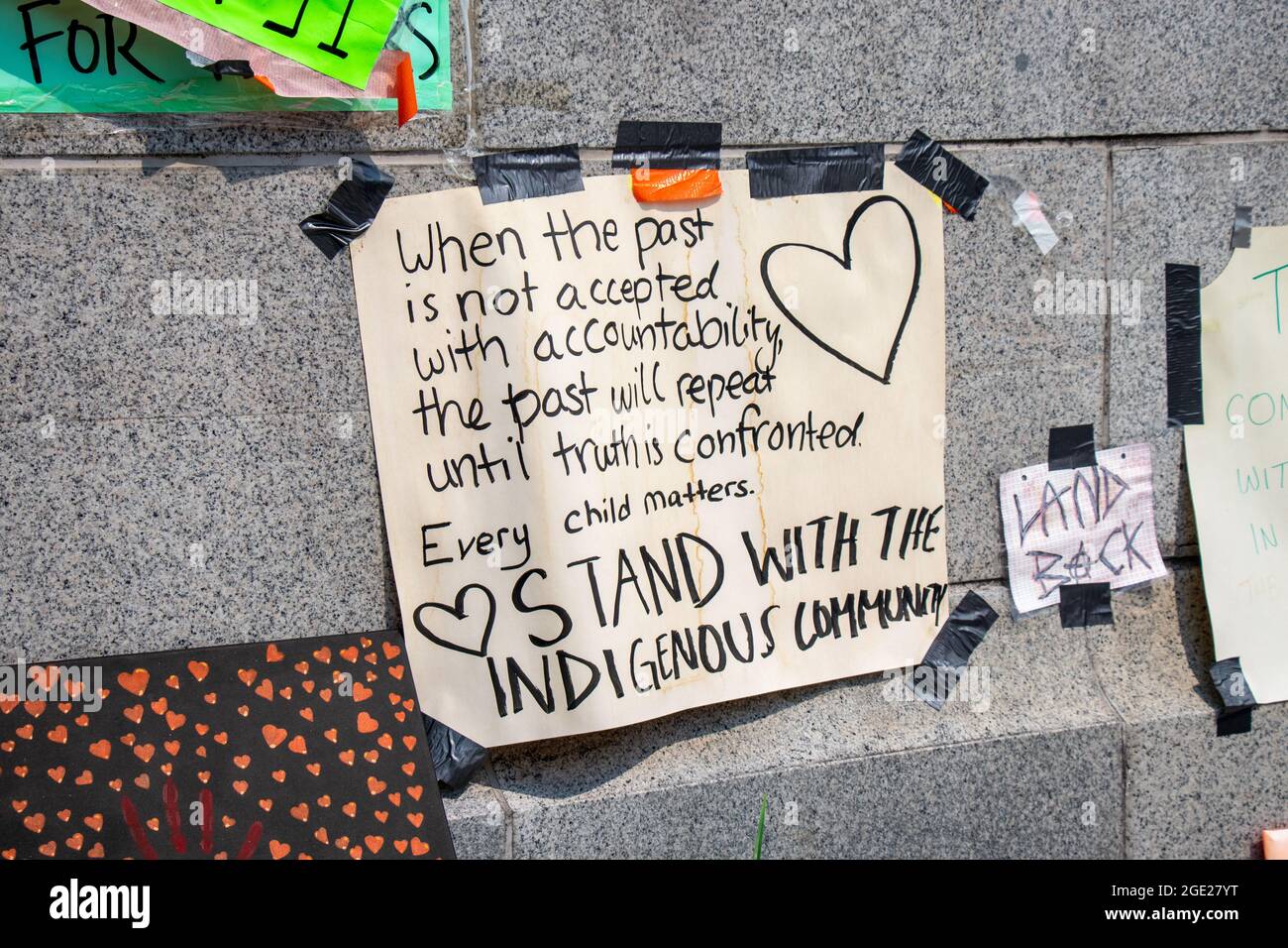 Vancouver, Kanada - 14,2021. August: Denkmal für indigene Kinder, das im Mai in der Nähe der Stadt Kamloops gefunden wurde. Stockfoto
