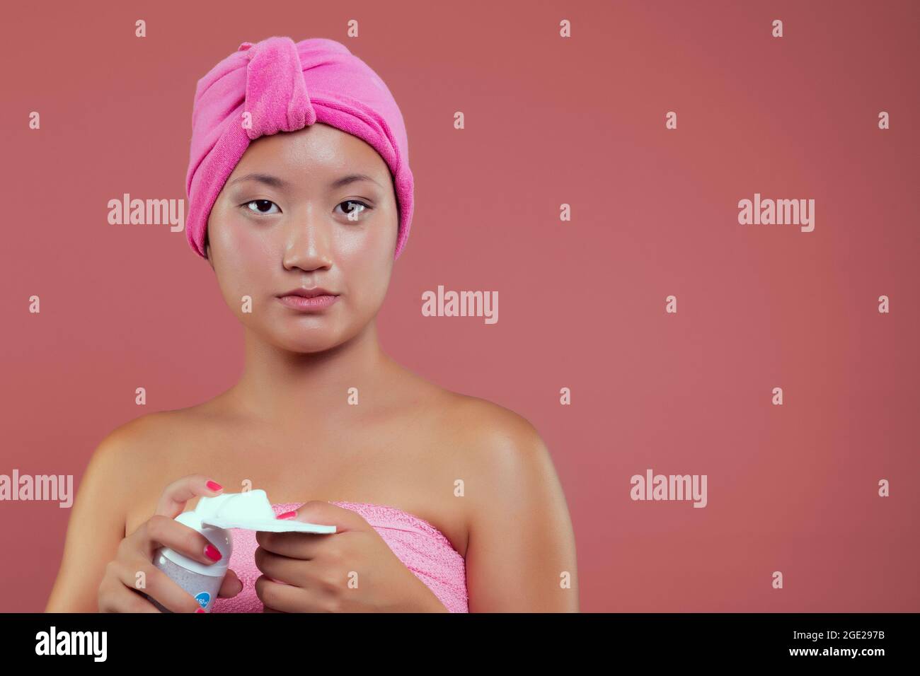 Schöne und junge chinesische Frau Hautpflege auf isoliertem Hintergrund, Beauty-Konzept Stockfoto