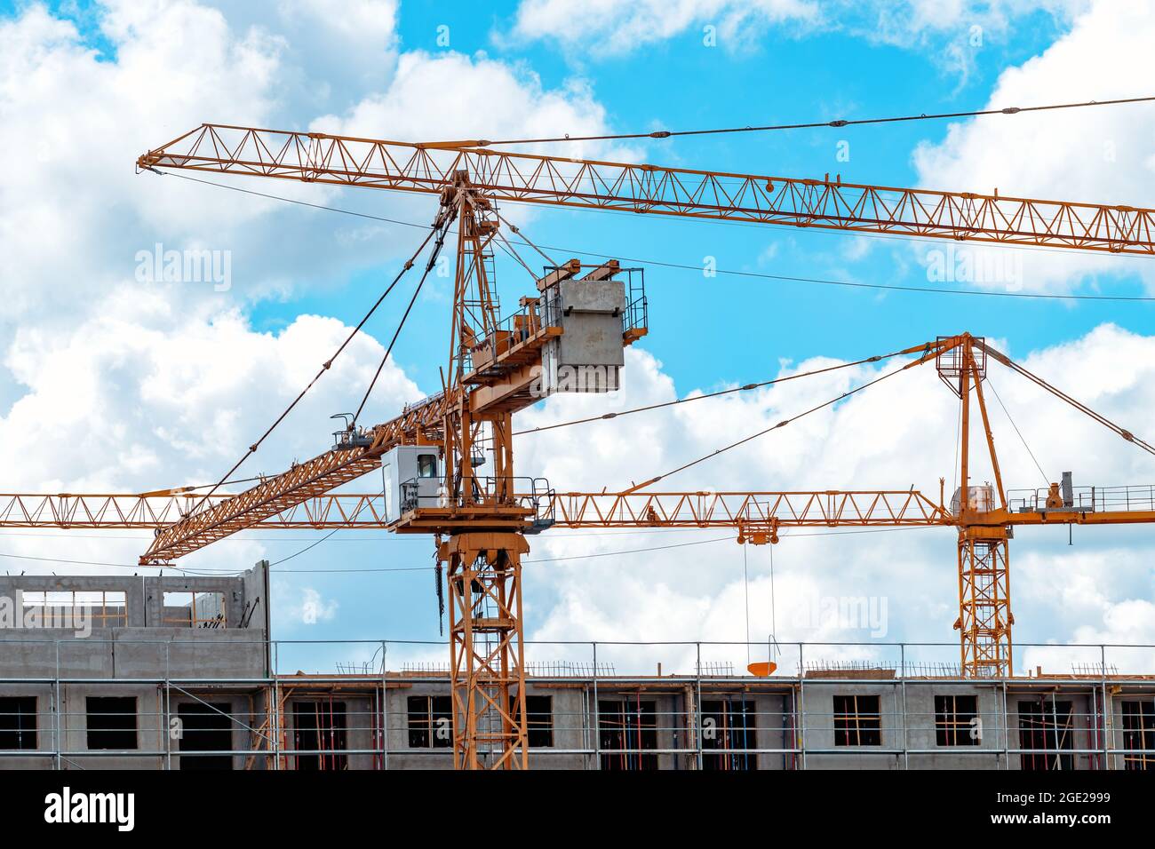 Kran auf der Baustelle, Industriemaschinen für den Bau von Wohnwohnungen Bezirk verwendet Stockfoto