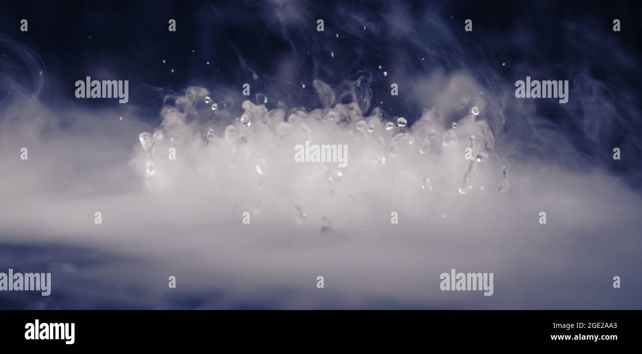 Abstraktes BANNER. Echte mystische Rauchwolke mit Wassertropfen Explosion, Dampf fliegende Bewegung, dunkler Hintergrund. Chemisches Experiment, Aromatherapie, Brandgetränk Stockfoto
