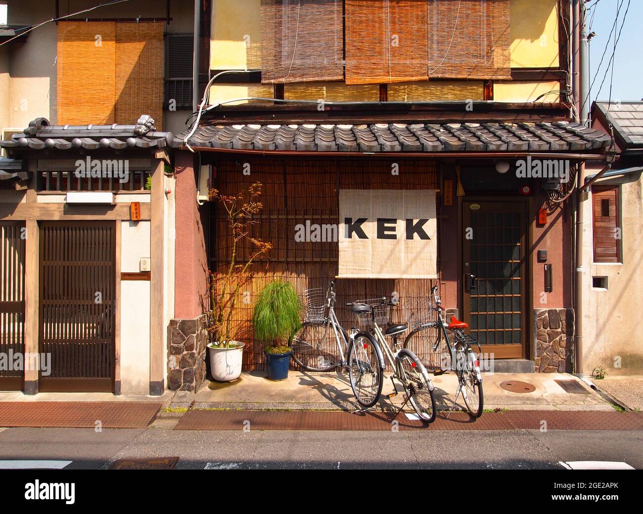 Kyo-machiya, traditionelles japanisches Haus in der Stadt Kyoto. Aus Holz gebaut. Stockfoto