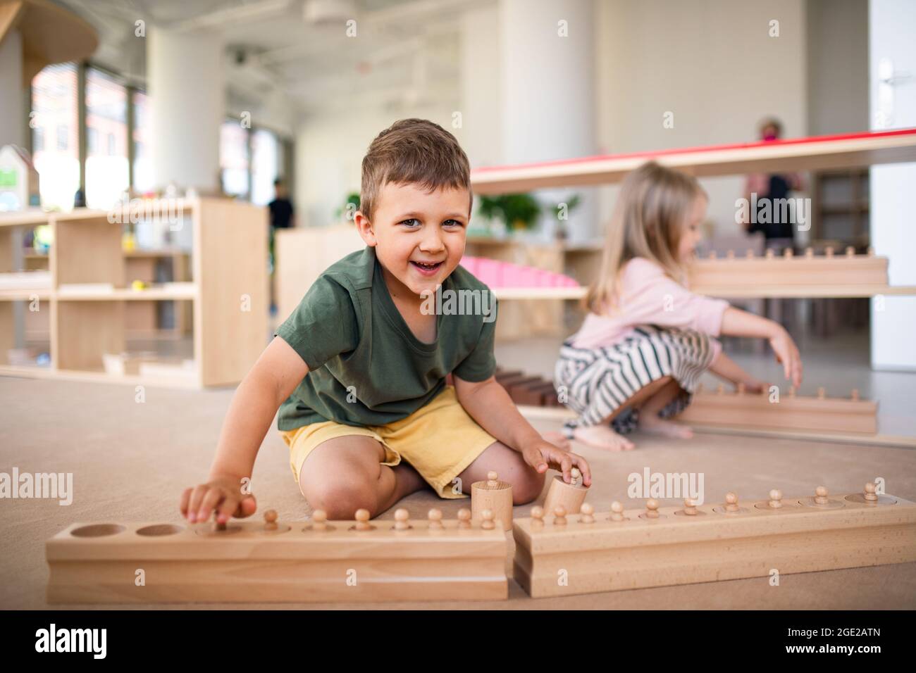 Gruppe von kleinen Kindergarten-Kinder spielen drinnen im Klassenzimmer, montessori Lernen. Stockfoto