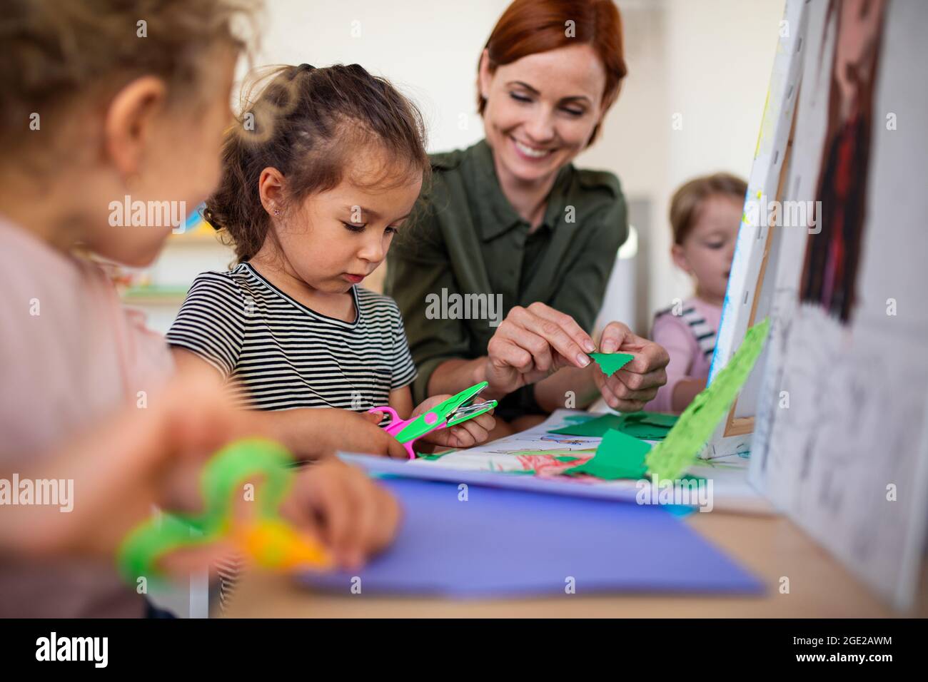 Gruppe von kleinen Kindergarten-Kinder mit Lehrer im Klassenzimmer, Kunst und Handwerk Konzept. Stockfoto