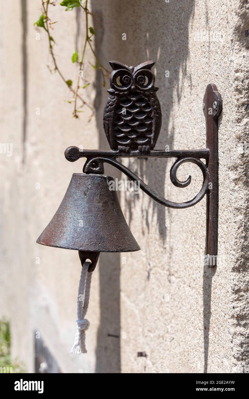 Glocke an einer Wand in Form einer Eule, Departement Allier, Auvergne-Rhone-Alpes, Frankreich Stockfoto