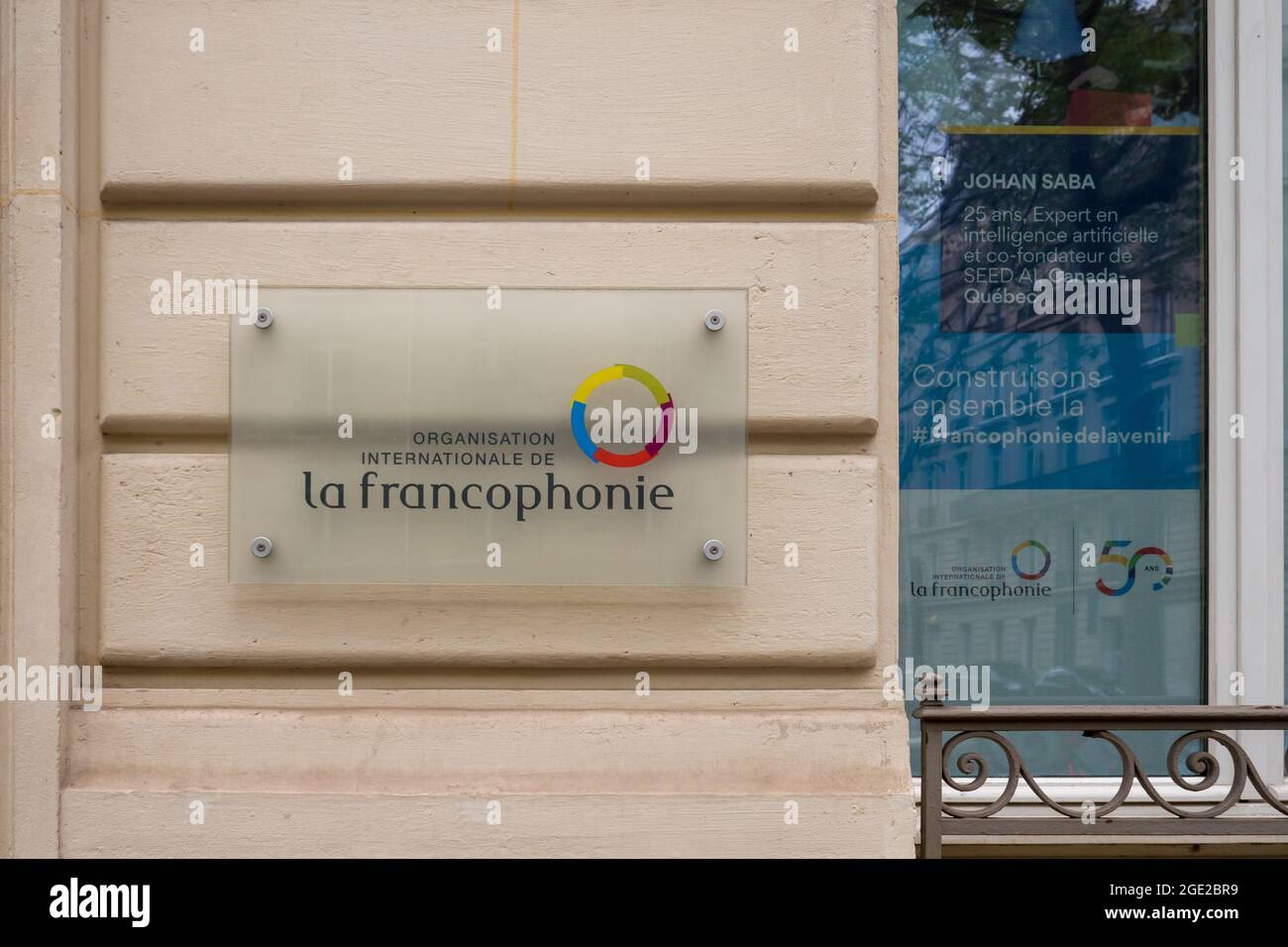 PARIS, FRANKREICH - Jul 30, 2021: Eine internationale Organisation von Francophonie Logo Signage auf einer Holzwand Stockfoto