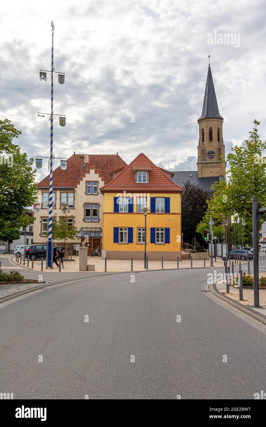 Meckesheim, Deutschland: 5. August 2021: Dorfplatz der Gemeinde Meckesheim in Süddeutschland mit evangelischer Kirche und Rathaus Stockfoto