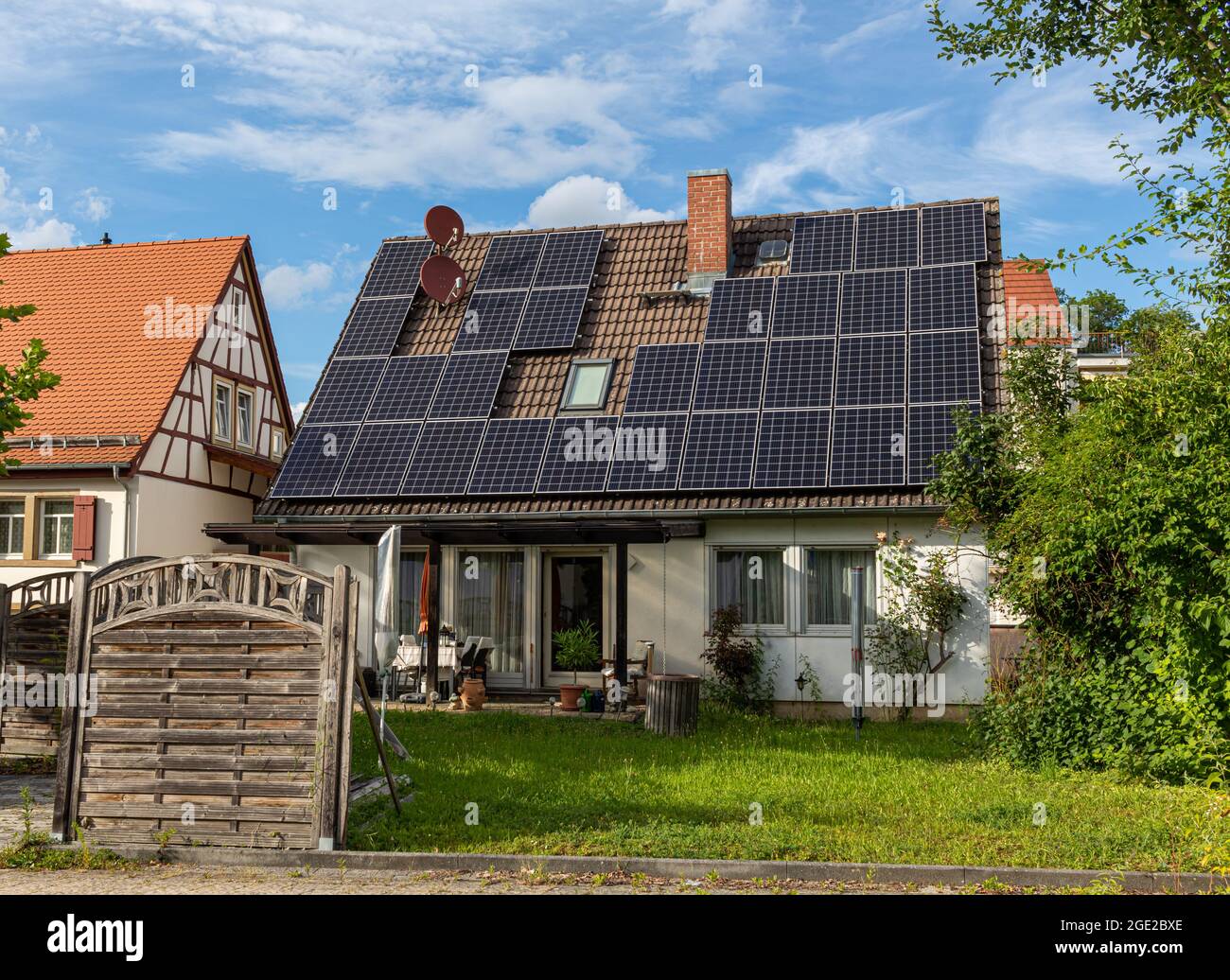 Einfamilienhaus in Deutschland mit nachgerüstter Photovoltaik-Solaranlage auf dem Dach Stockfoto