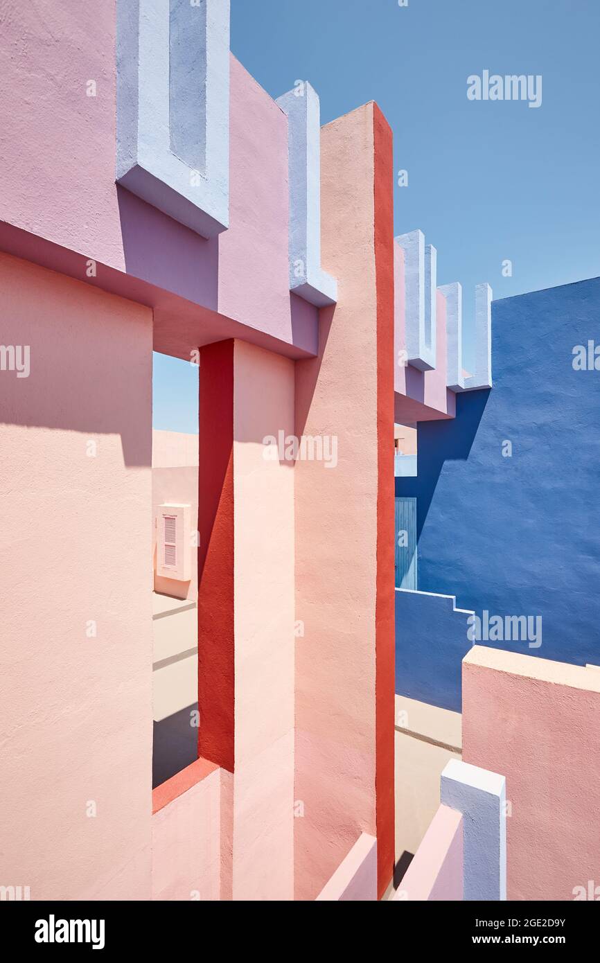 Geometrisches rotes Gebäudedesign. Die rote Mauer, La manzanera. Calpe, Spanien Stockfoto