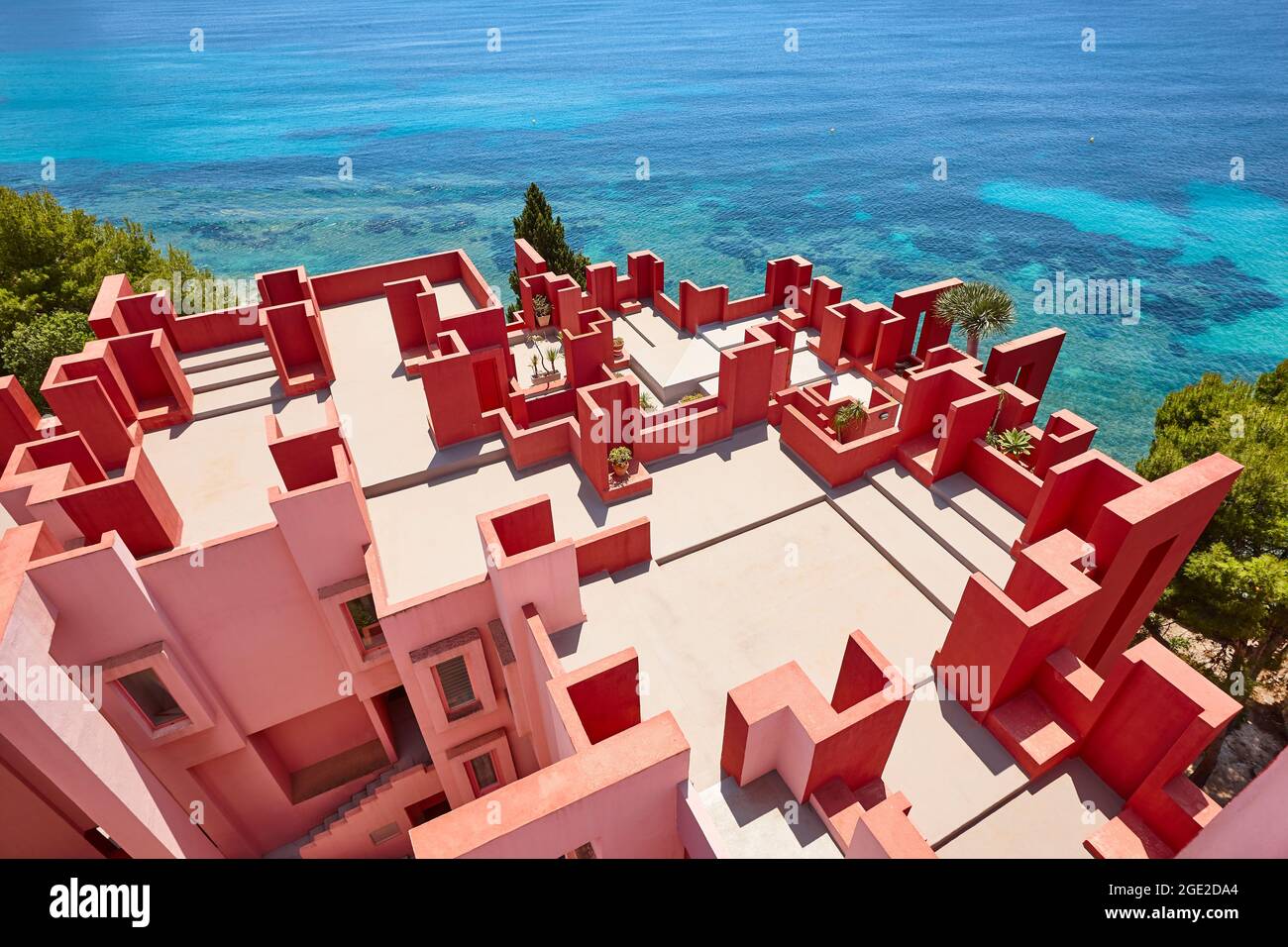 Geometrisches rotes Gebäudedesign. Die rote Mauer, La manzanera. Calpe, Spanien Stockfoto