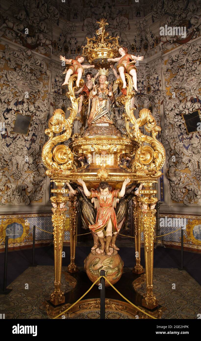 Santa María de la Victoria Basilica.Malaga Spanien.ursprünglich eine Kapelle.die Kirche wurde im frühen 16. Jahrhundert erbaut. Es wurde wegen seines schlechten Zustandes abgerissen und 1700 wieder aufgebaut. Der Turmschrein, ein Schlüsselstück des spanischen Barocks, war einer der ersten, der im Land ähnlich wie der in Guadalupe gebaut wurde. Stockfoto