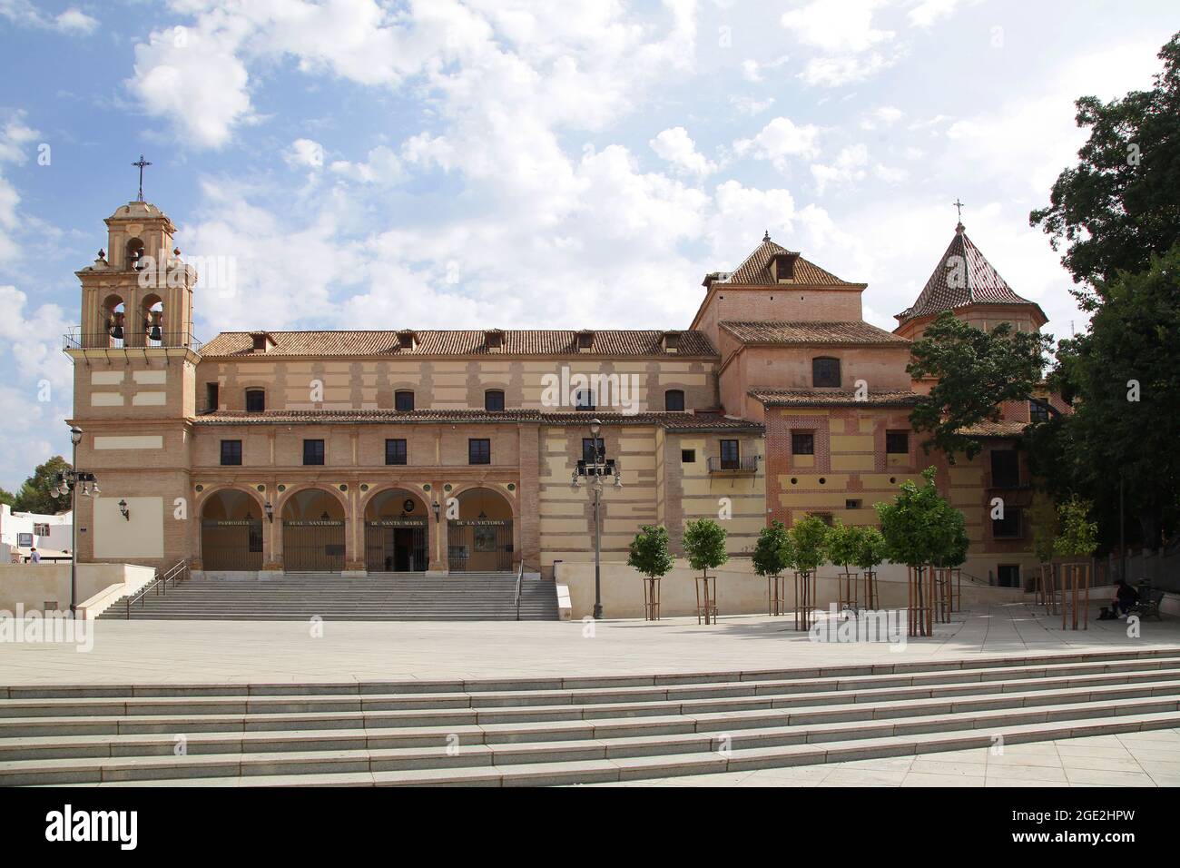 Santa María de la Victoria Basilica.Malaga Spanien.ursprünglich eine Kapelle.die Kirche wurde im frühen 16. Jahrhundert erbaut.abgerissen wegen seines schlechten Zustandes, im Jahr 1700 wieder aufgebaut. Der Turmschrein, ein Schlüsselstück des spanischen Barocks, war einer der ersten, der im Land ähnlich wie der in Guadalupe gebaut wurde. Stockfoto