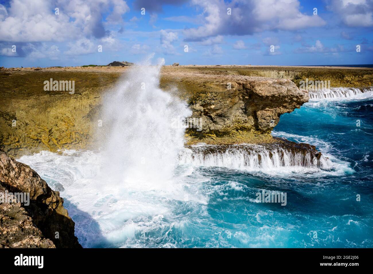 Wilder Teil der Küste mit Blowhole, Washington Slagbaai Nationalpark, Bonaire, niederländische Karibik. Stockfoto