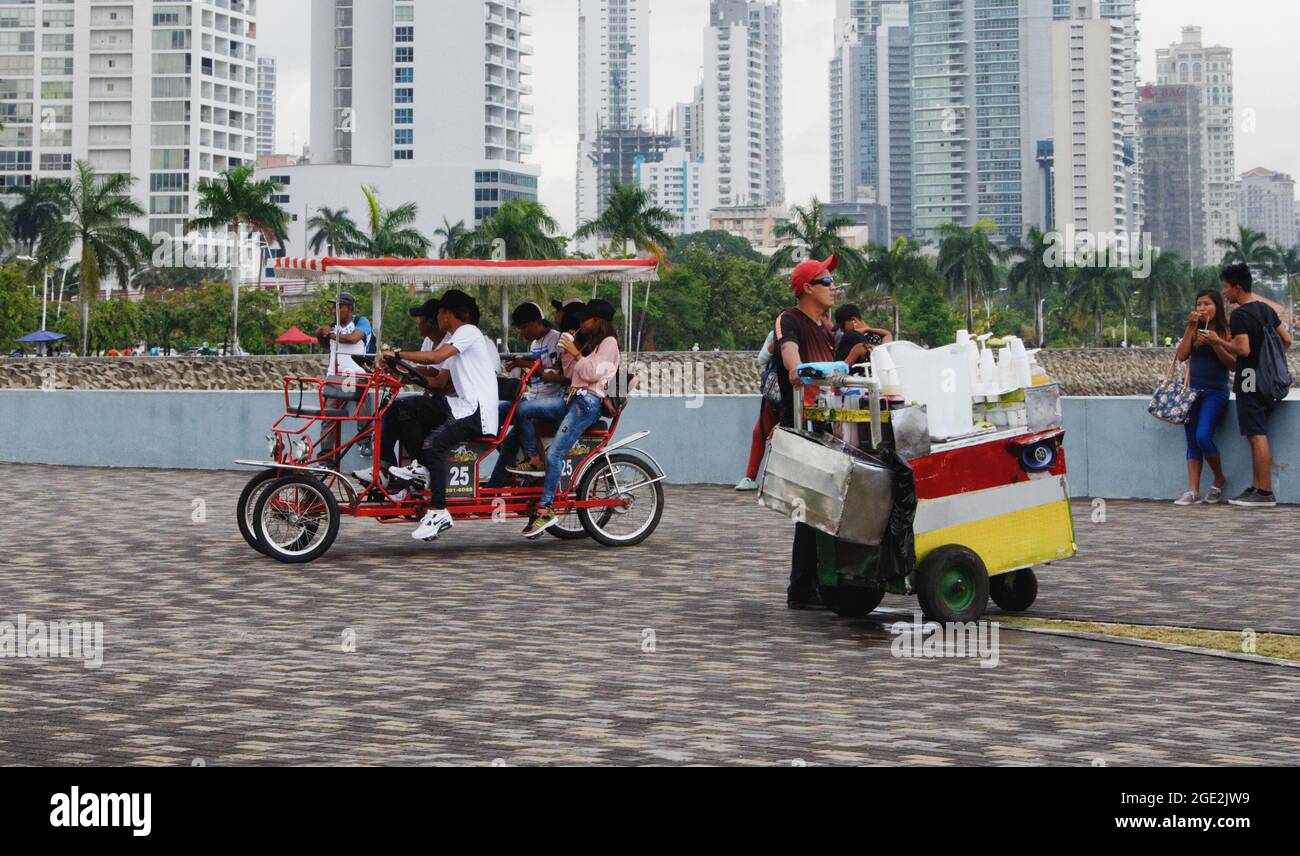 Händler für kalte Getränke, die ihre Mitarbeiter durch das Mirador, Panama City, Panama, Mittelamerika mit einem touristischen Zyklus hinter sich bringen. Stockfoto