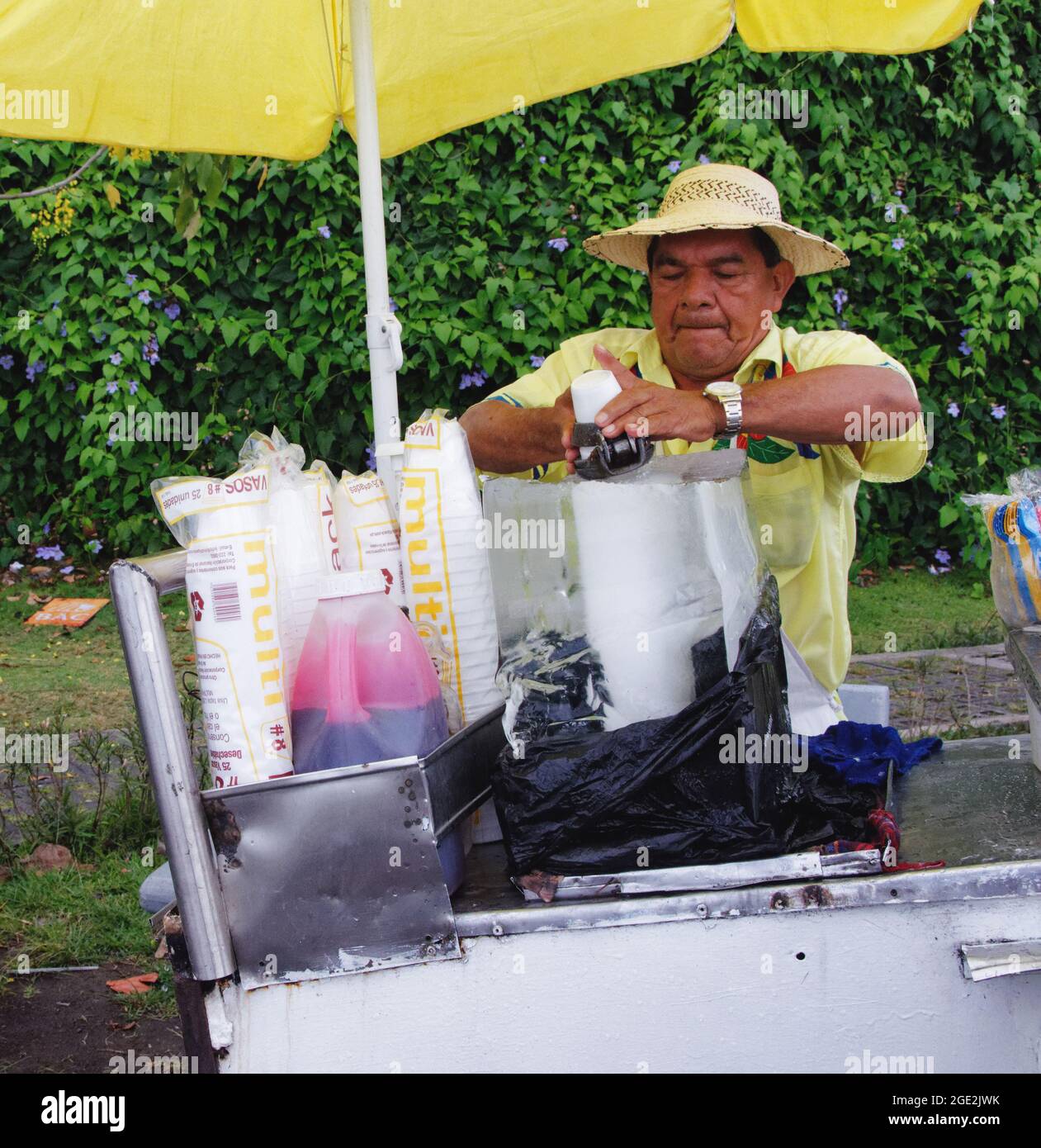 Kalte Getränke Verkäufer machen sich bereit, Panama City, Panama Stockfoto