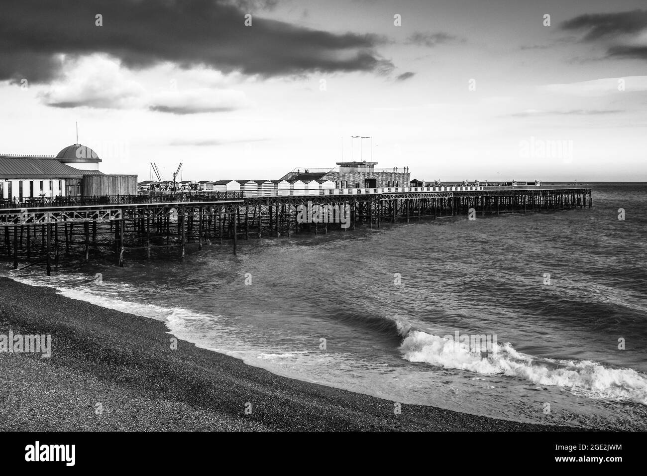 Hastings Pier, East Sussex, England, in Schwarz-Weiß-Tönen Stockfoto