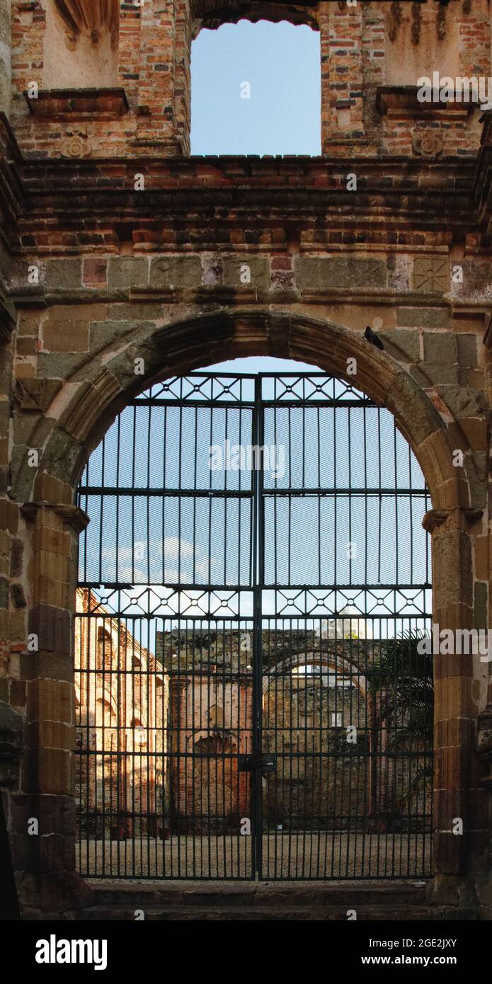 Gates Gated Torbogen zu einer Ruine einer alten Kirche, Panama City Altstadt, Panama, Mittelamerika Stockfoto