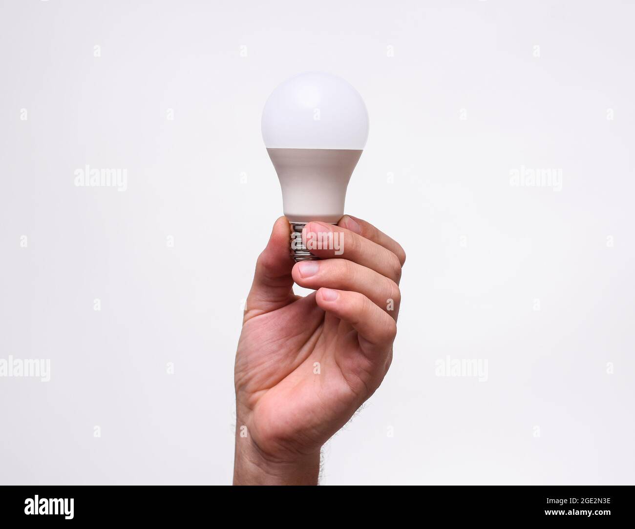 Mann hält die LED-Lampe in der Hand. Eco-Lampe, grüne Technologien. Stockfoto