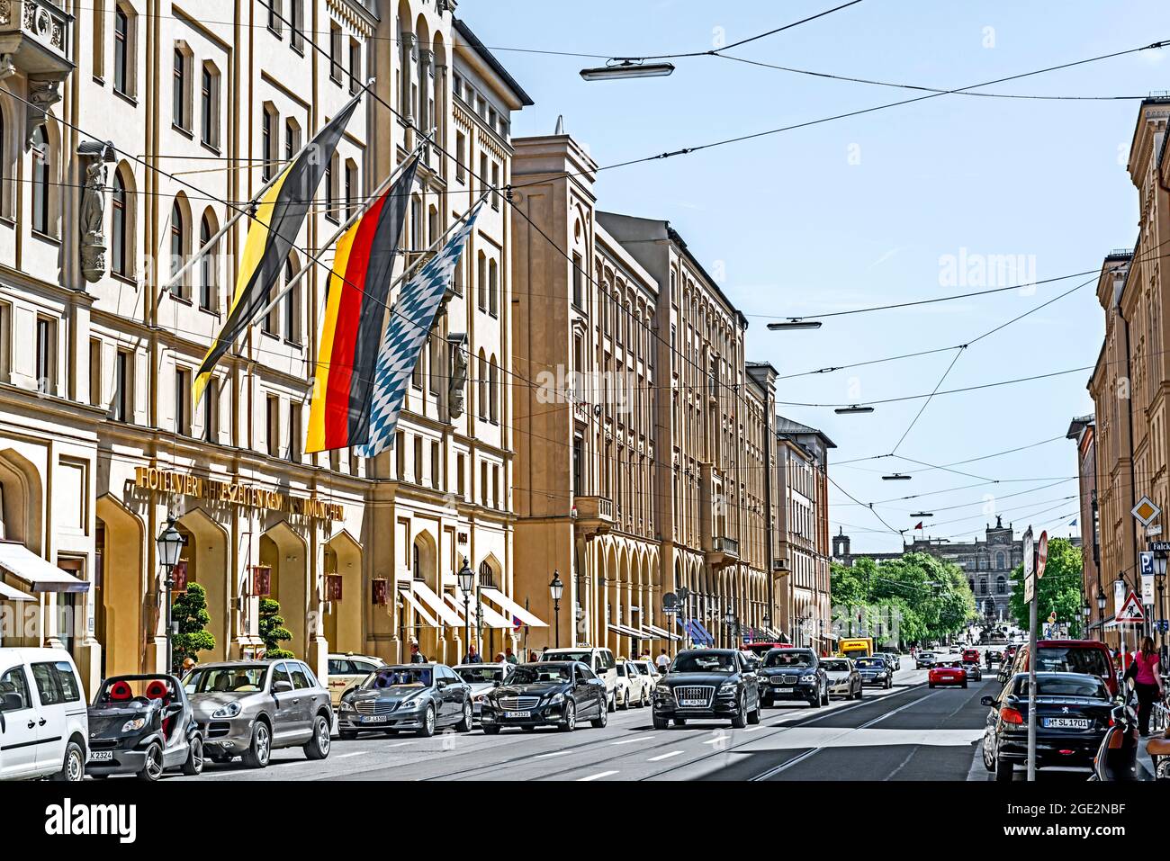 München (Bayern): Maximilianstraße mit Blick auf den Landtag; München (Deutschland, Bayern): Blick auf das Parlament Stockfoto