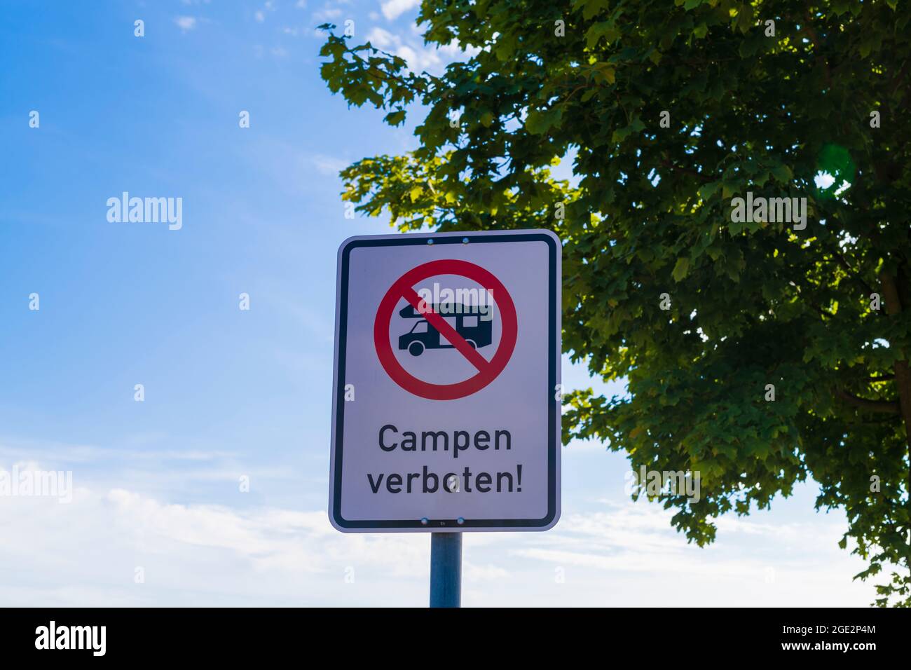 Ein Schild mit der deutschen Aufschrift Camping verboten Stockfoto