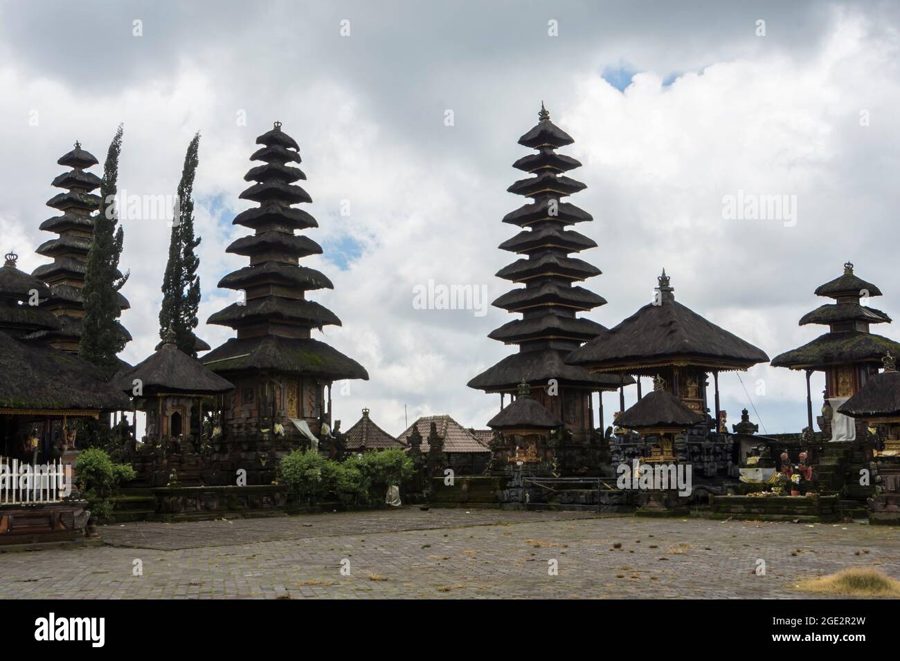 Meru Türme (pelinggih) des inneren Heiligtums des Ulun Danu Batur Tempels. Bali, Indonesien. Stockfoto