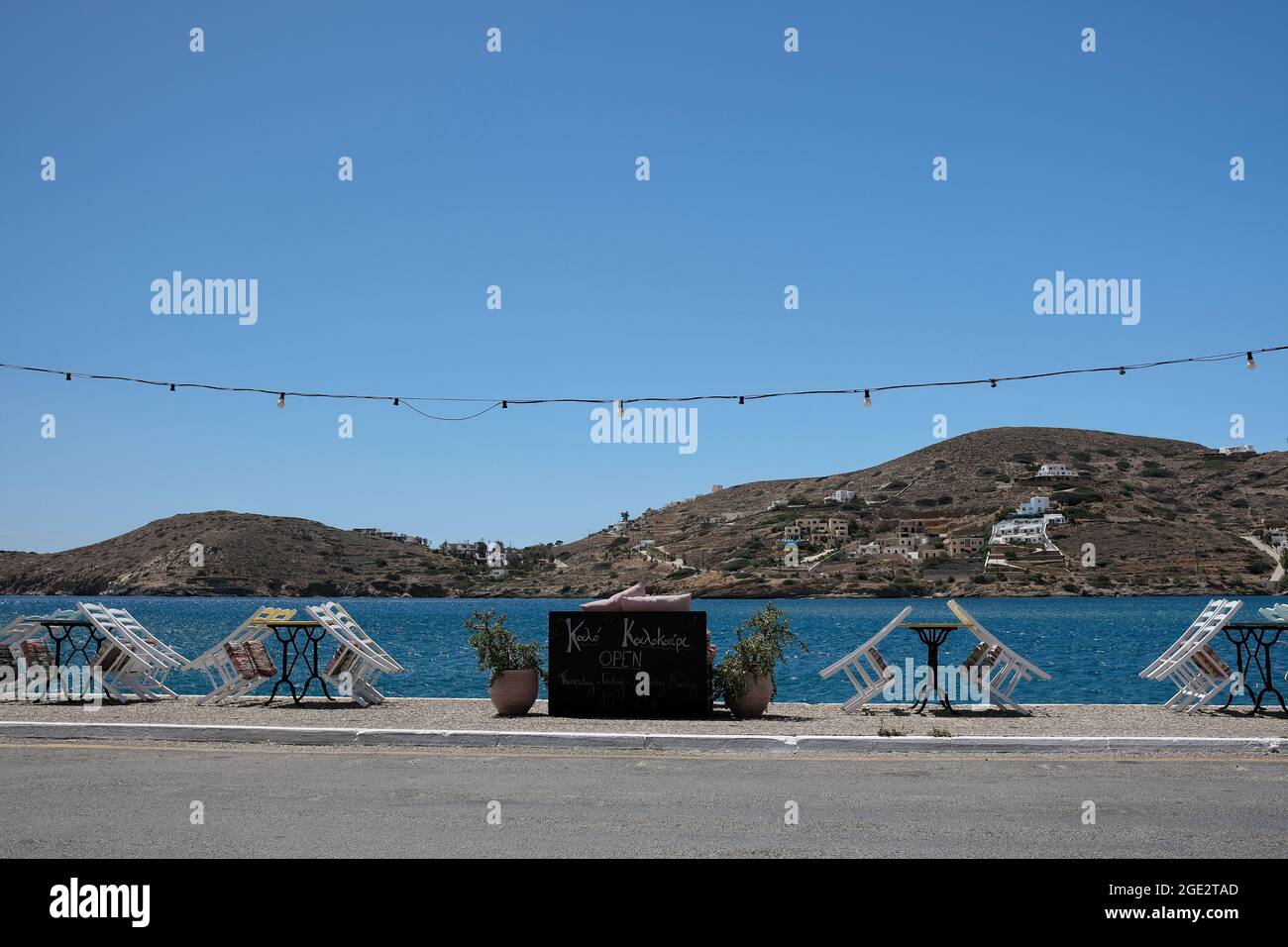 Blick auf Tische und Stühle im Restaurant im Freien neben der ägäis in iOS Greece Stockfoto