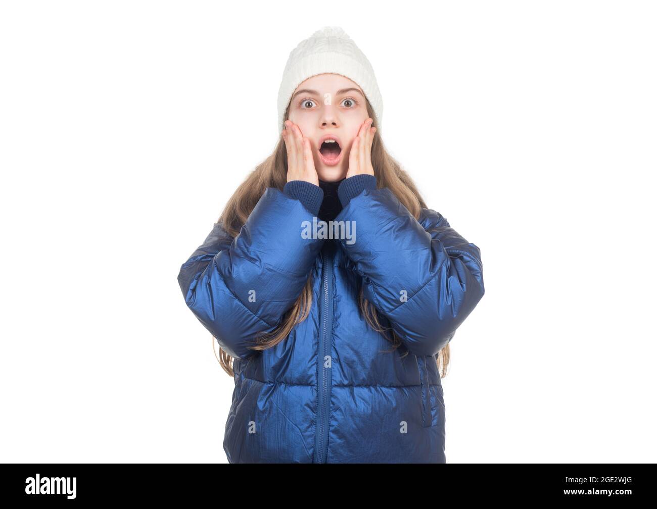 Schockiert Teenager-Mädchen in gestrickten Hut Puffer wattiert Jacke warme  Kleidung isoliert auf weißen, Daunenjacke Stockfotografie - Alamy