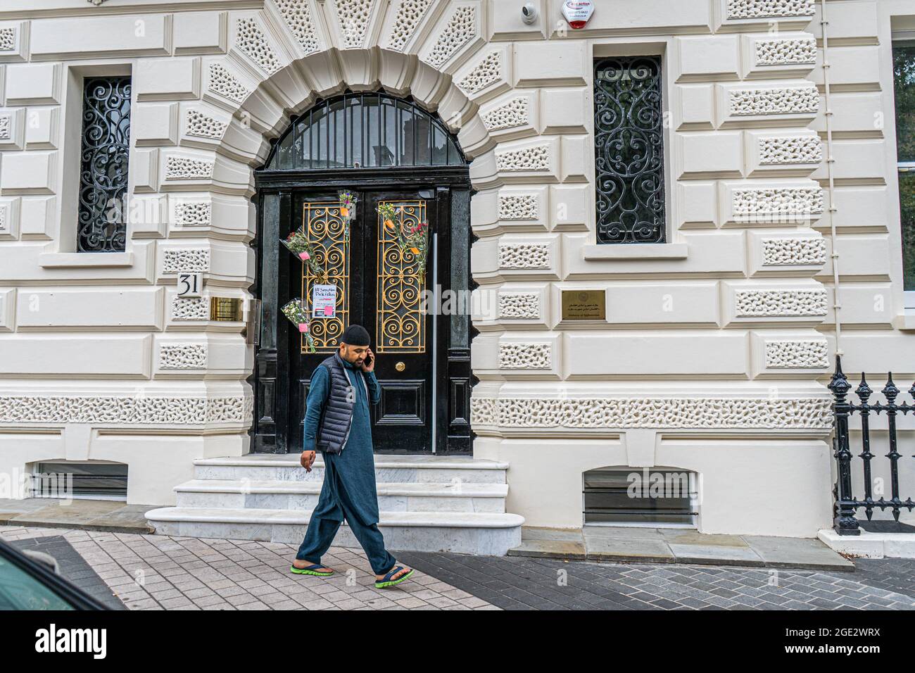 KNIGHTSBRIDGE LONDON 16. August 2021. Ein Fußgänger geht am Vordereingang der afghanischen Außenmission in London vorbei, die voraussichtlich innerhalb weniger Tage schließen wird, da die Diplomaten nach der Macht der Taliban seizer Credit amer ghazzal/Alamy Live News vor einer ungewissen Zukunft stehen Stockfoto