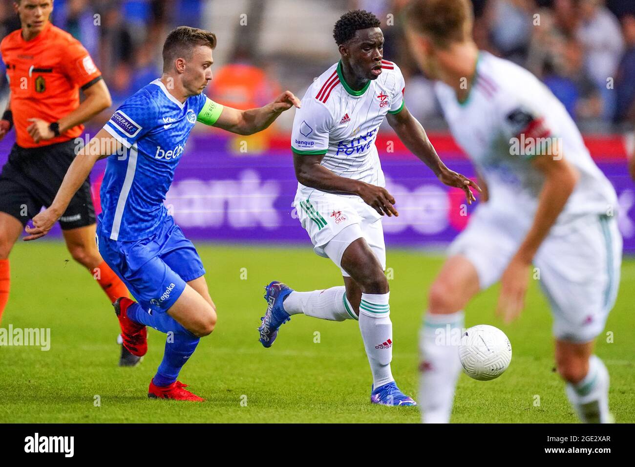 GENK, BELGIEN - 14. AUGUST: Bryan Heynen von KRC Genk und Mandela Keita von OH Leuven während des Jupiler Pro League-Spiels zwischen KRC Genk und OH Leuven in der Luminus Arena am 14. August 2021 in Genk, Belgien (Foto: Joris Verwijst/Orange Picts) Stockfoto