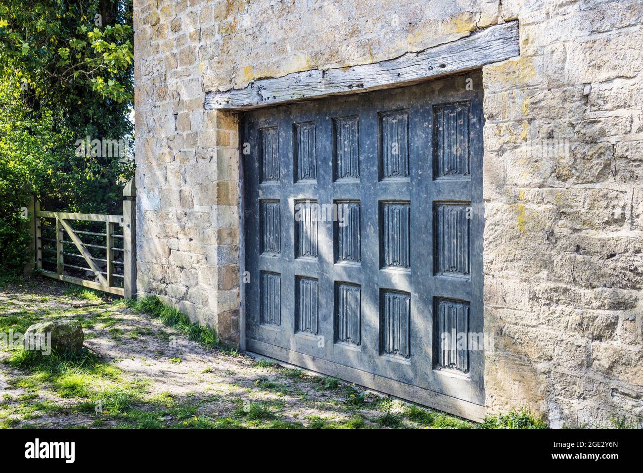 Eine ungewöhnliche alte, hölzerne Scheunentür. Stockfoto
