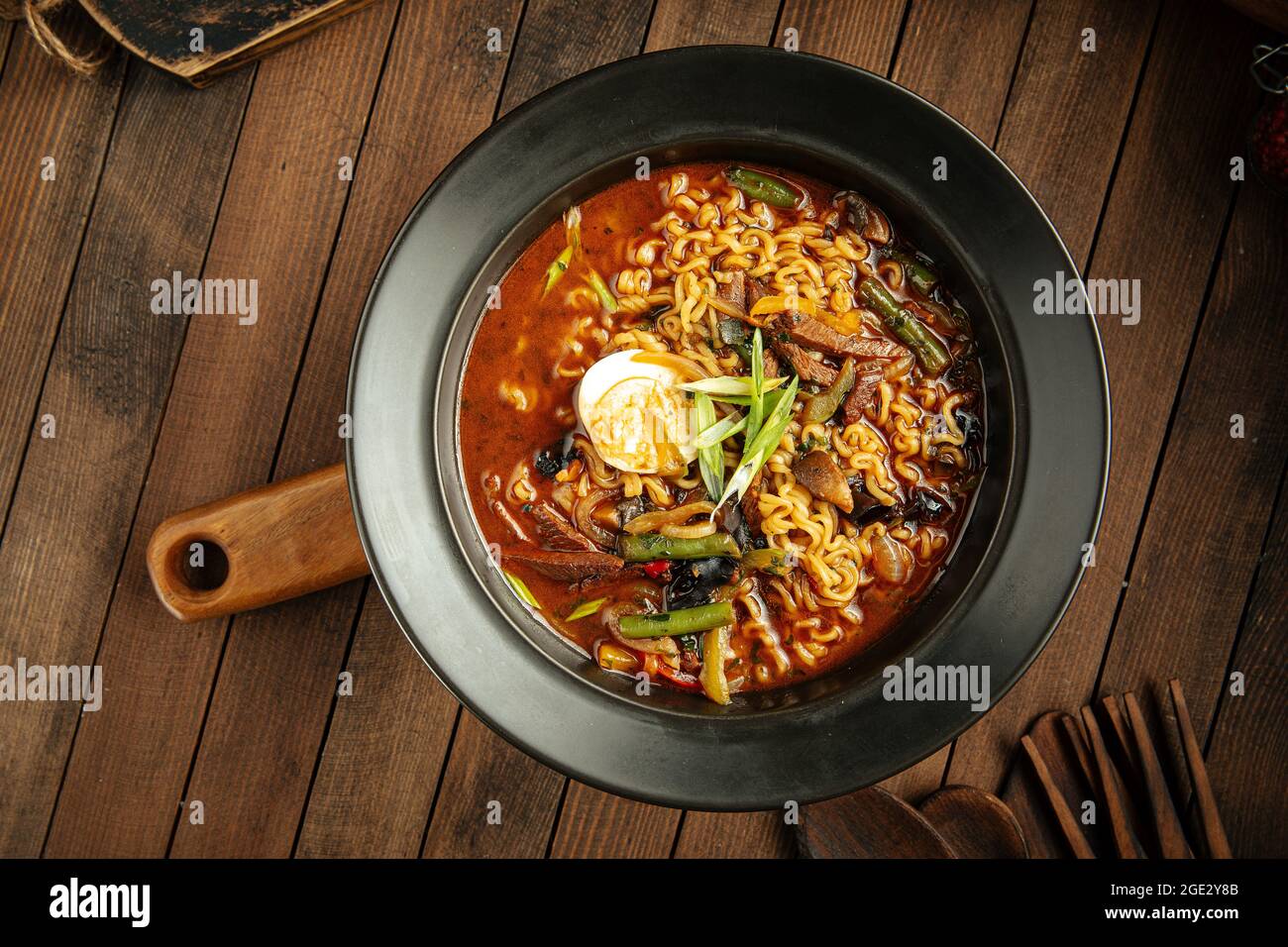 Koreanische Ramen-Nudelsuppe mit Essstäbchen Stockfoto