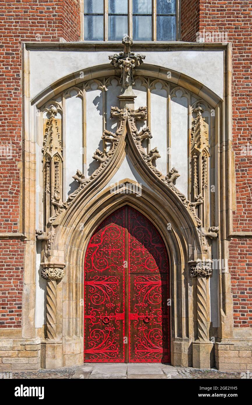 Altes hölzernes katholisches Kirchentor, mit Metallschmuck bedeckt, Eingang zu einer Kirche Stockfoto