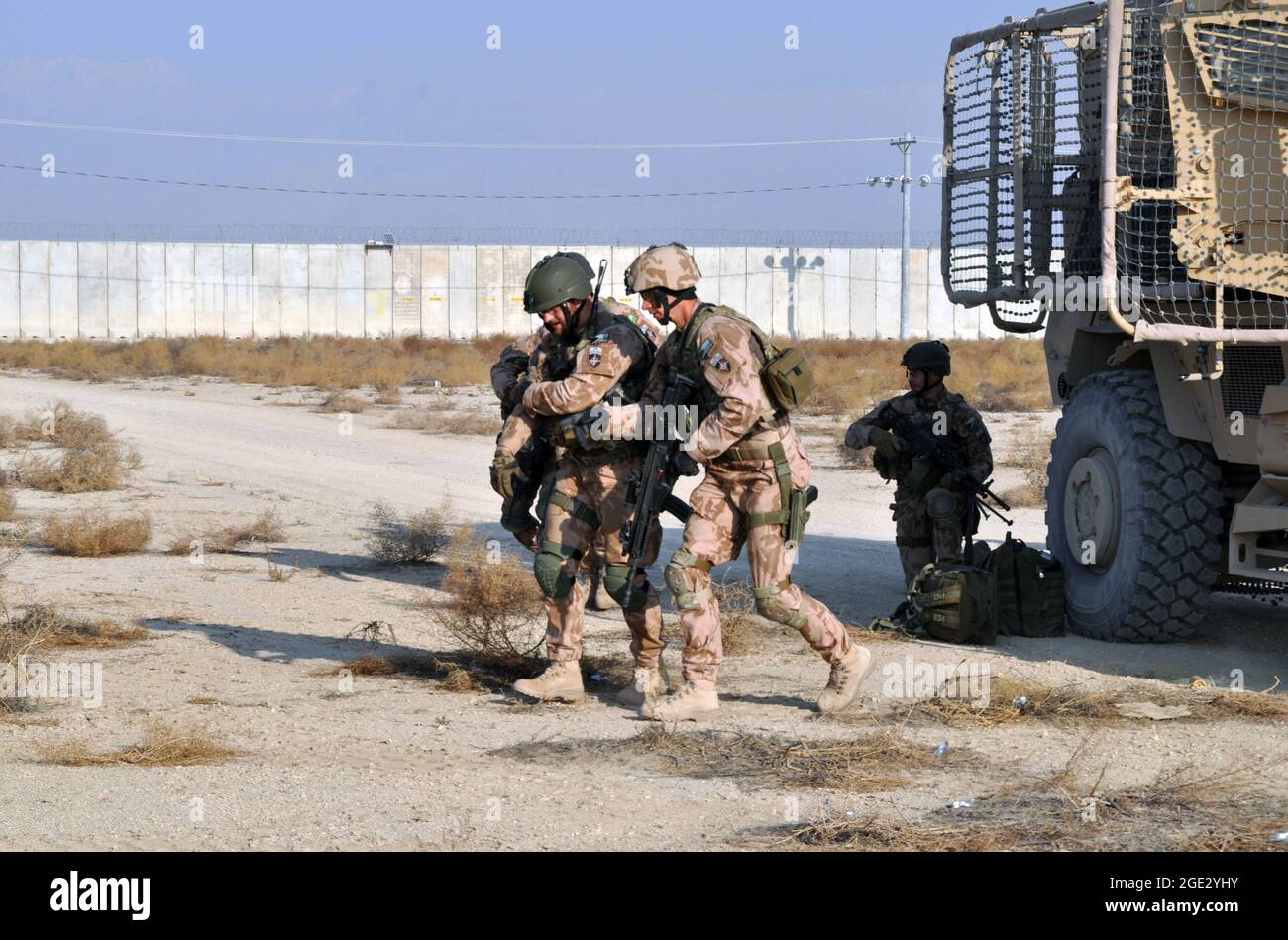 ***DATEI FOTO*** Tschechische Soldaten trainieren am 13. Dezember 2018 auf dem Bagram Airfield (Bagram Air Base) die Reaktion auf einen Angriff auf ihr MRAP (Mine-Resistant Ambush Protected) Fahrzeug. Die tschechische Wachgesellschaft ist für die Bewachung eines Teils der Umgebung des Stützpunktes verantwortlich. (CTK-Foto/Karel Capek) Stockfoto