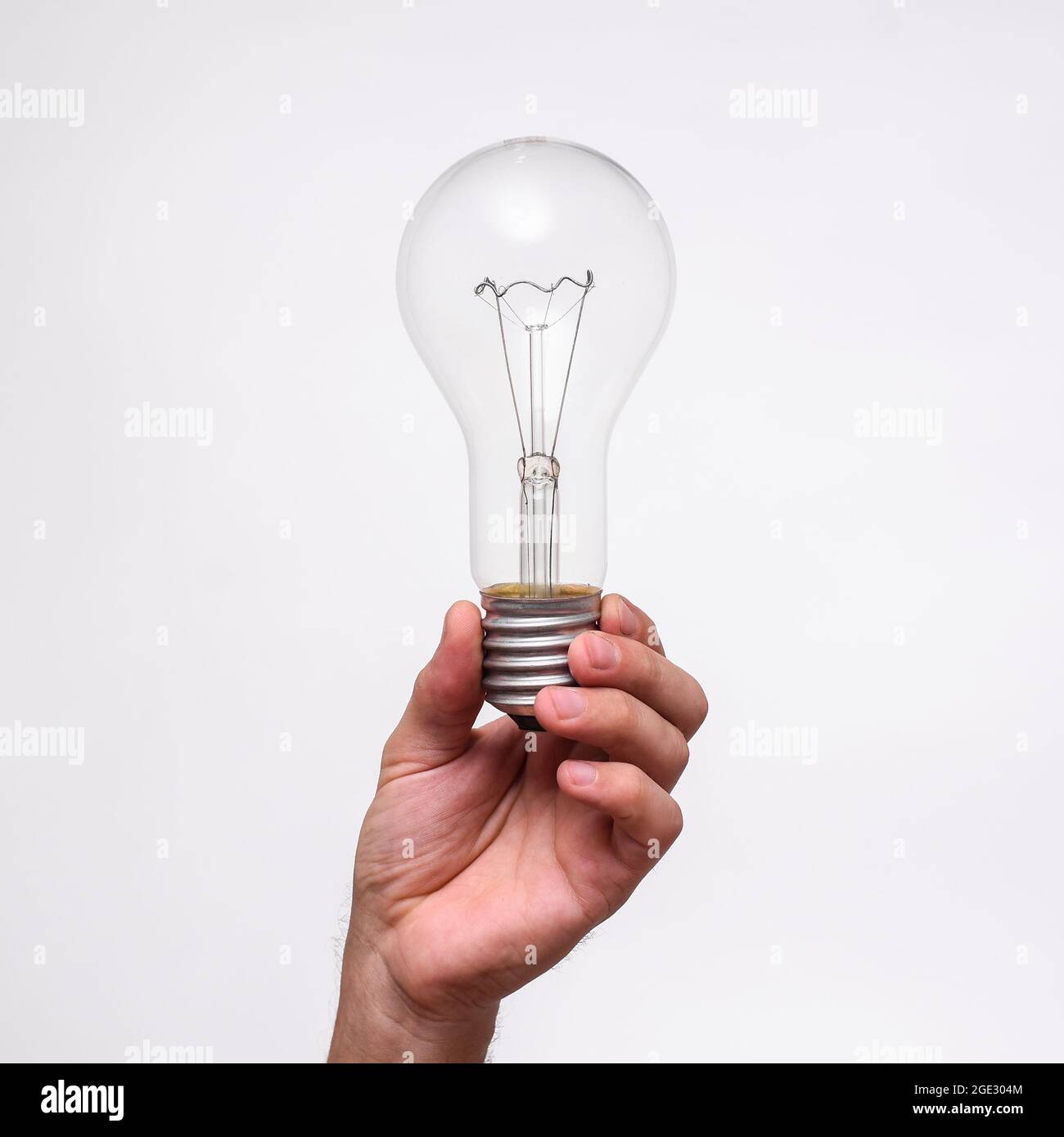 Große Glühlampe in der Hand Nahaufnahme Stockfoto
