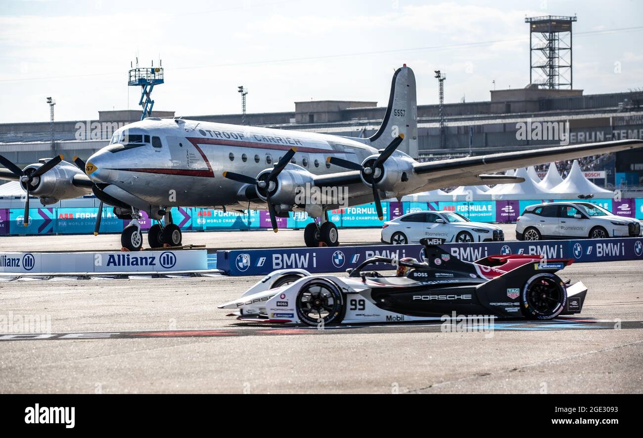 Berlin, Deutschland. August 2021. Motorsport: Formel-E-Weltmeisterschaft, ePrix 2021, Rennen auf dem ehemaligen Flughafen Tempelhof. Pascal Wehrlein vom Team TAG Heuer Porsche fährt auf der Rennstrecke. Quelle: Andreas Gora/dpa/Alamy Live News Stockfoto