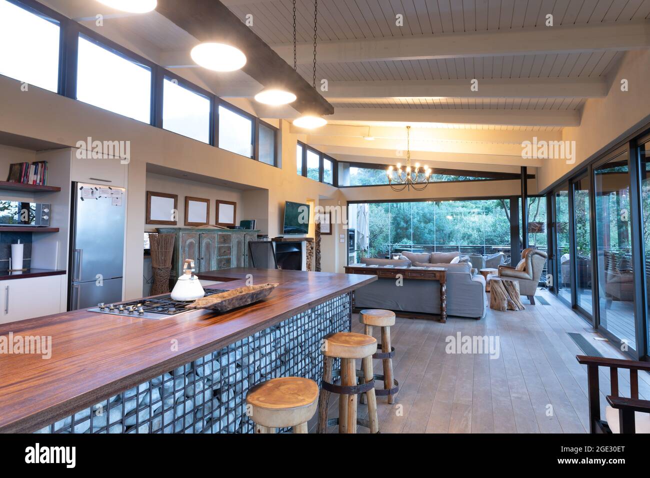 Interieur der luxuriösen Küche Essbereich in modernen Ferienwohnung Stockfoto