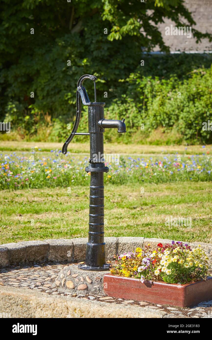 Alte Handwasserpumpe draußen im Garten - Stockfotografie