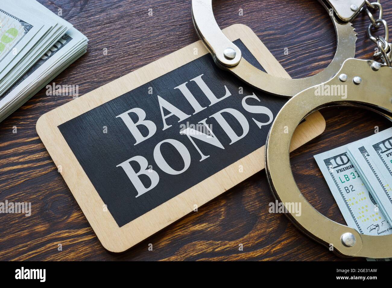Plate Bail Bindungen und Handschellen darauf. Stockfoto