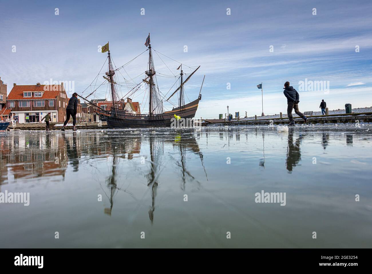 Niederlande, Volendam, Hafen, Winter, gefroren, Frost, Eis,. Markermeer. Eislaufen.V.O.C. Schiff Halve Maen (englisch: Half Moon) aus dem niederländischen Osten I Stockfoto