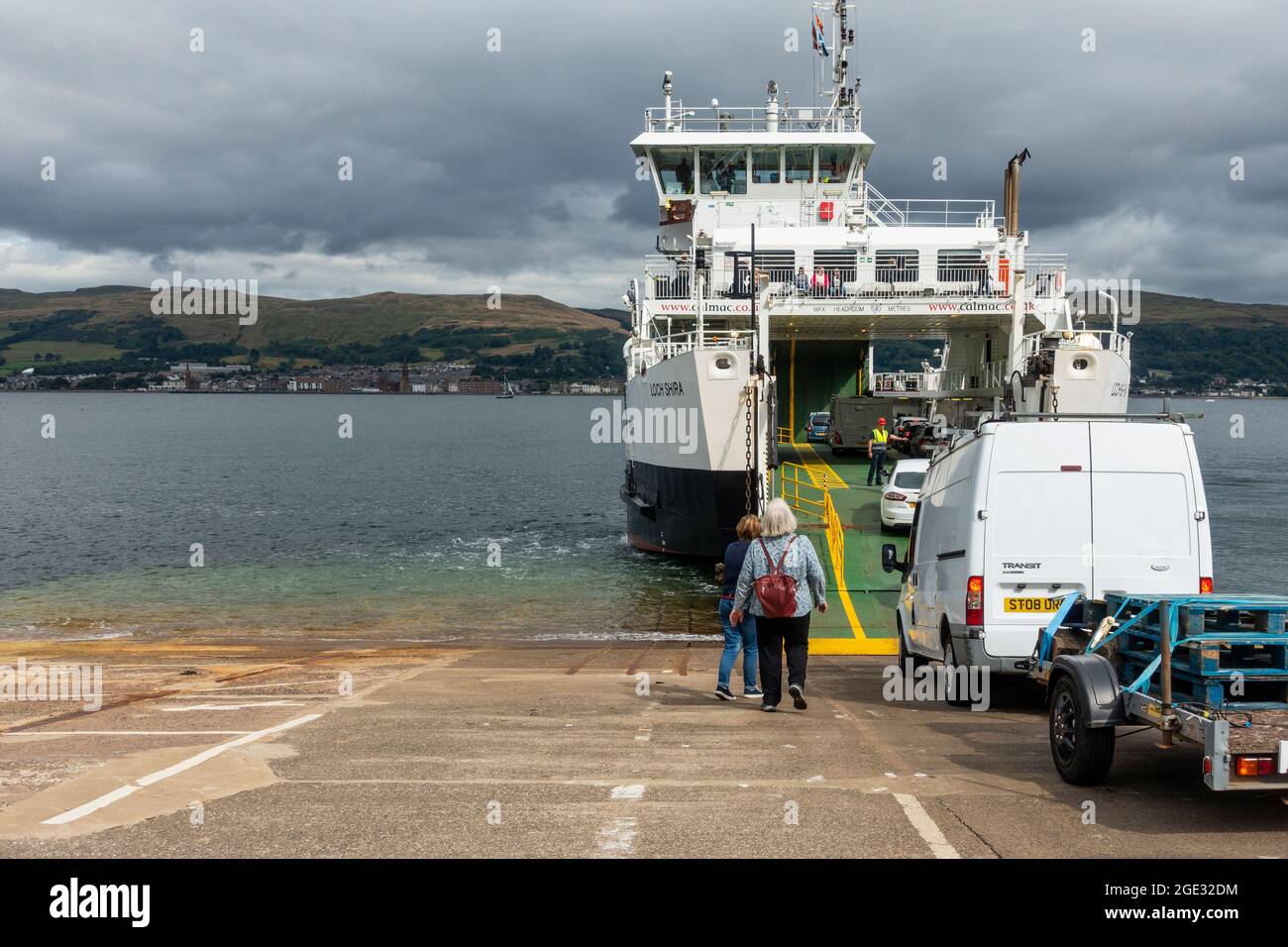 Fahrzeuge und Fußpassagiere an Bord der Cal-Mac Ro-Fähre die MV Loch Shira auf dem Cumbrae Slip mit Largs, die Desinierung der kurzen Reise, i Stockfoto