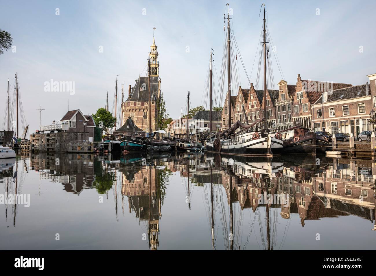 Niederlande, Hoorn. Historisches Stadtzentrum, Hafen, Turm namens Hoofdtoren. Traditionelle Segelboote. Stockfoto