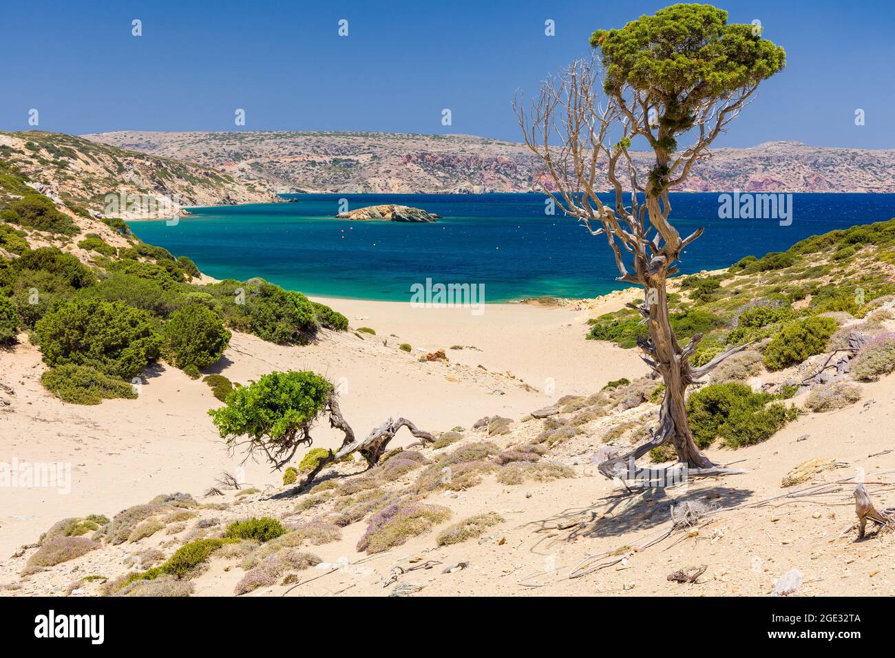 Einsamer Sandstrand, der zu einem klaren, blauen Meer führt (Psili Ammos, Kreta, Griechenland) Stockfoto