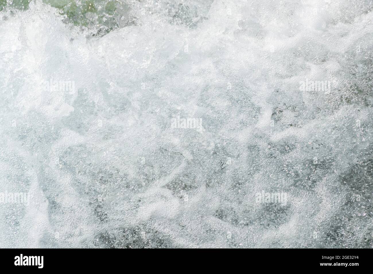 Welliger, heller Wasserhintergrund, natürlicher, feuchter Hintergrund Stockfoto