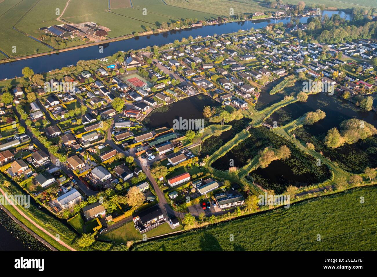 Niederlande, Nederhorst den Berg, Ferienpark in der Nähe des Flusses Vecht. Antenne Stockfoto