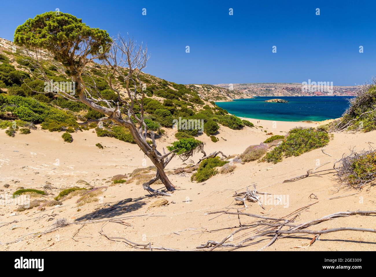 Einsamer Sandstrand, der zu einem klaren, blauen Meer führt (Psili Ammos, Kreta, Griechenland) Stockfoto